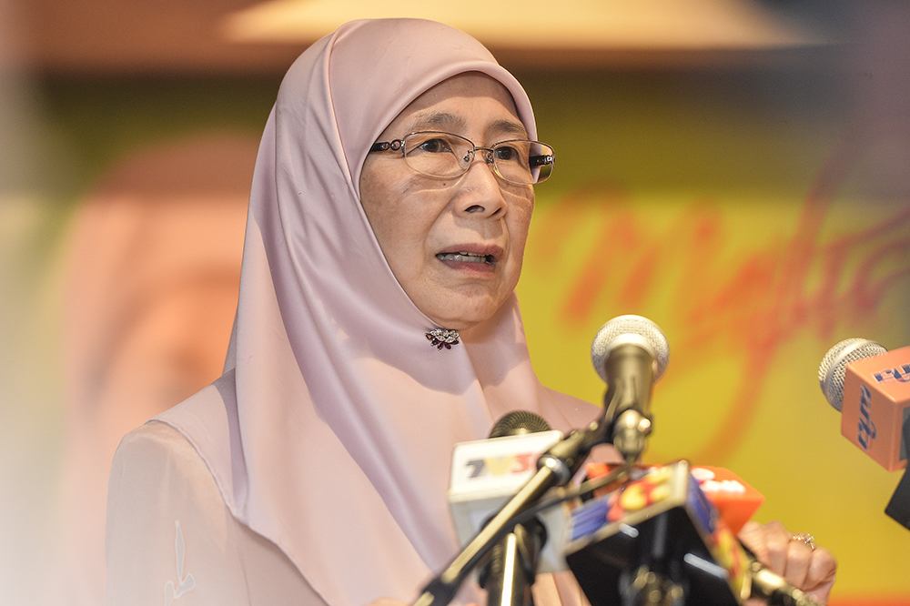 Deputy Prime Minister, Datuk Seri Dr Wan Azizah Wan Ismail gives a speech during the Persatuan Sukarelawan Hospital Ampang Charity Dinner at Darul Ehsan Club Ampang Jaya January 27, 2019. u00e2u20acu201d Picture by Miera Zulyana 