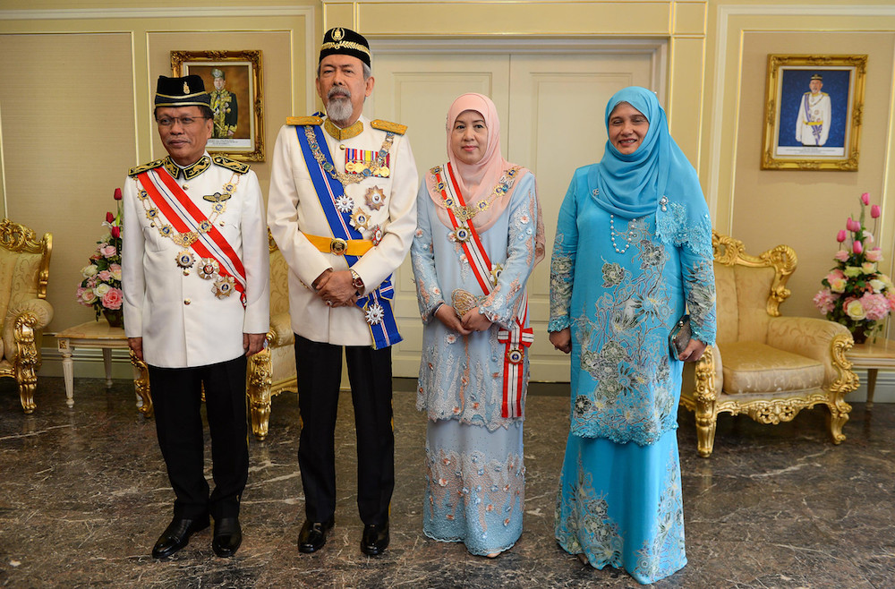 Datuk Seri Mohd Shafie Apdal, Tun Juhar Mahiruddin, Toh Puan Norlidah Jasni and Datin Seri Shuryani Shuaib pose for pictures following the Sabah governoru00e2u20acu2122s swearing-in ceremony at Istana Negeri in Kota Kinabalu January 1, 2018. u00e2u20acu201d Bernama pic