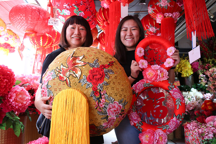 快乐星球老板Lily Wong和女儿Michelle Low展示手工制作的灯笼和装饰。-Choo Choy May摄-