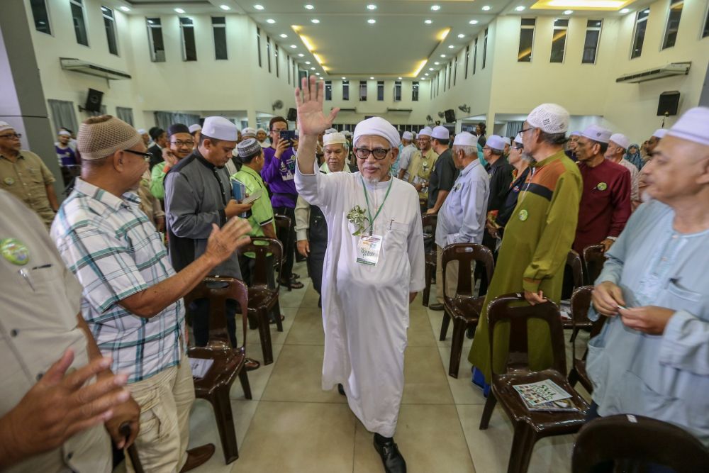 Datuk Seri Abdul Hadi Awang (centre) arrives to launch the PAS History Seminar at Kolej Universiti Islam Zulkifli Muhammad (KUIZM) in Batu Caves January 19, 2019. u00e2u20acu2022 Picture by Hari Anggara