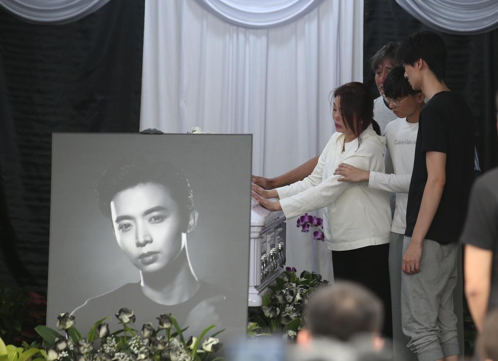 Aloysius Pang's family paying their respects to the late actor.u00e2u20acu201d TODAY pic