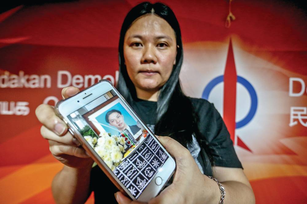Teoh Lee Lan shows a picture of her late brother on her phone at a press conference in DAPu00e2u20acu2122s headquarters on June 20, 2018. u00e2u20acu201d Picture by Hari Anggara