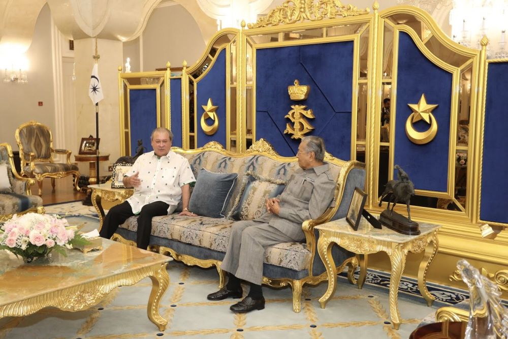 Sultan Ibrahim Sultan Iskandar (left) and Tun Dr Mahathir Mohamad had a meeting for the first time in about 20 years. u00e2u20acu201d Picture courtesy of the Royal Press Office