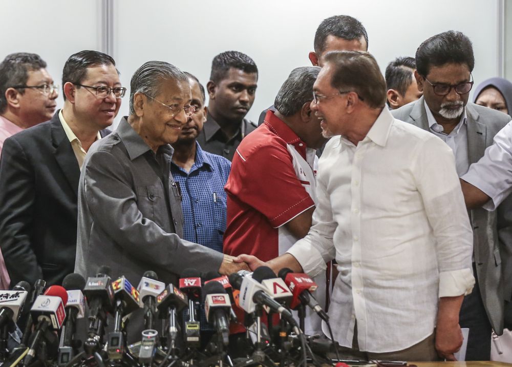 Tun Dr Mahathir Mohamad shakes hands with Datuk Seri Anwar Ibrahim during a press conference at Yayasan Al Bukhary in Kuala Lumpur January 4, 2019. u00e2u20acu2022 Picture by Firdaus Latif
