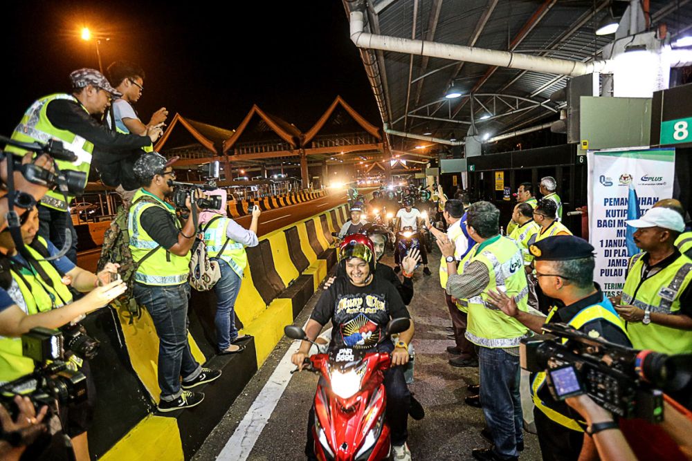 Motorcyclists using the Penang Bridge and the Sultan Abdul Halim Muu00e2u20acu2122adzam Shah Bridge do not have to pay toll. u00e2u20acu2022 Picture by Sayuti Zainudin