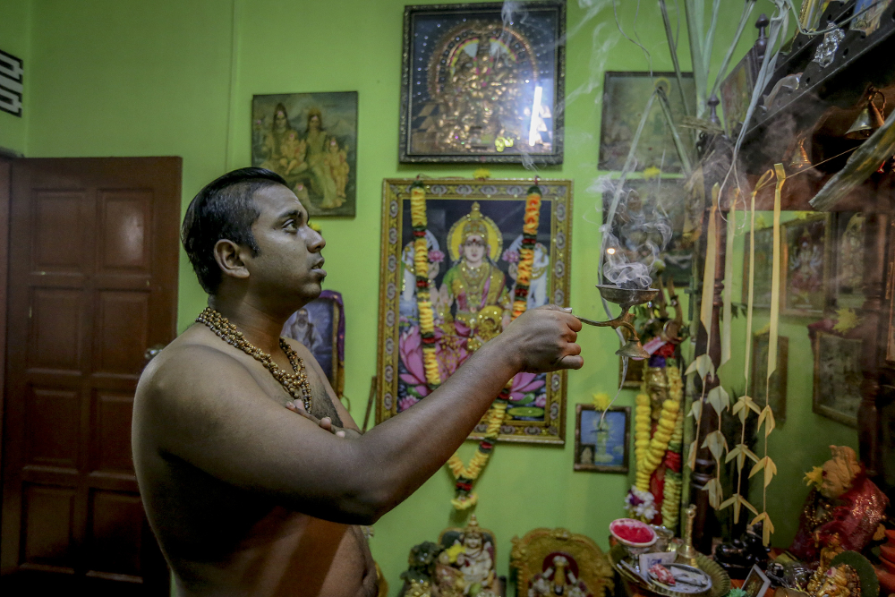 Vebheyshan performs prayers ahead of Thaipusam. u00e2u20acu201d Picture by Firdaus Latifnn