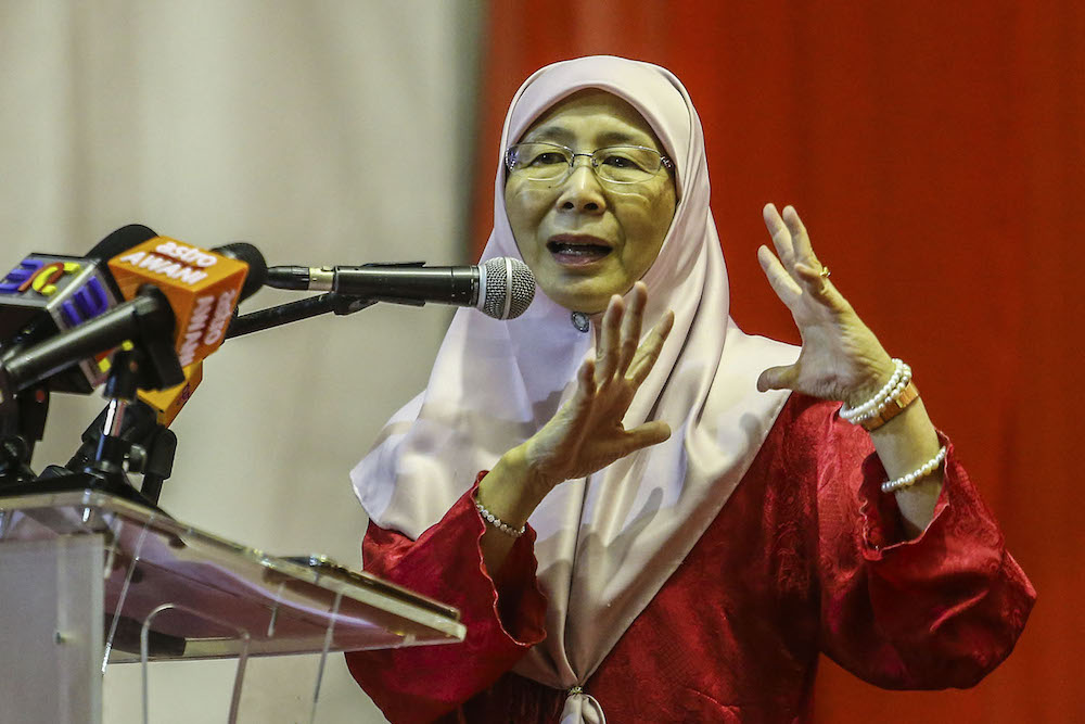 Deputy Prime Minister Dr Wan Azizah Wan Ismail speaks at the Chinese New Year celebration held in Taman Muda Ampang February 16, 2019.  u00e2u20acu201d Picture by Hari Anggara