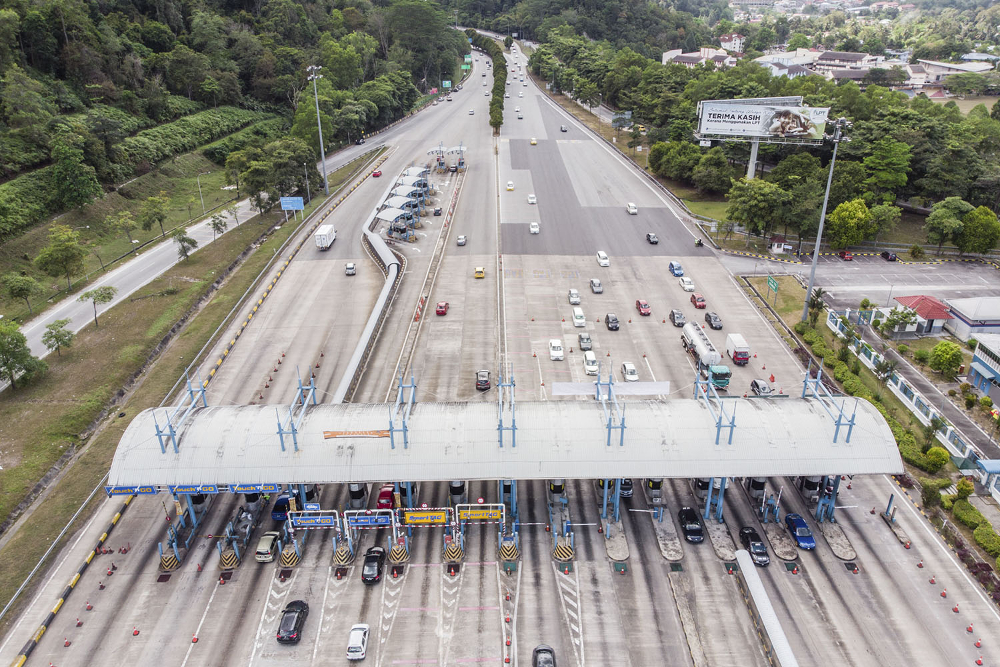 An aerial view of the traffic at the Gombak Toll Plaza February 2, 2019. u00e2u20acu201d Picture by Hari Anggara