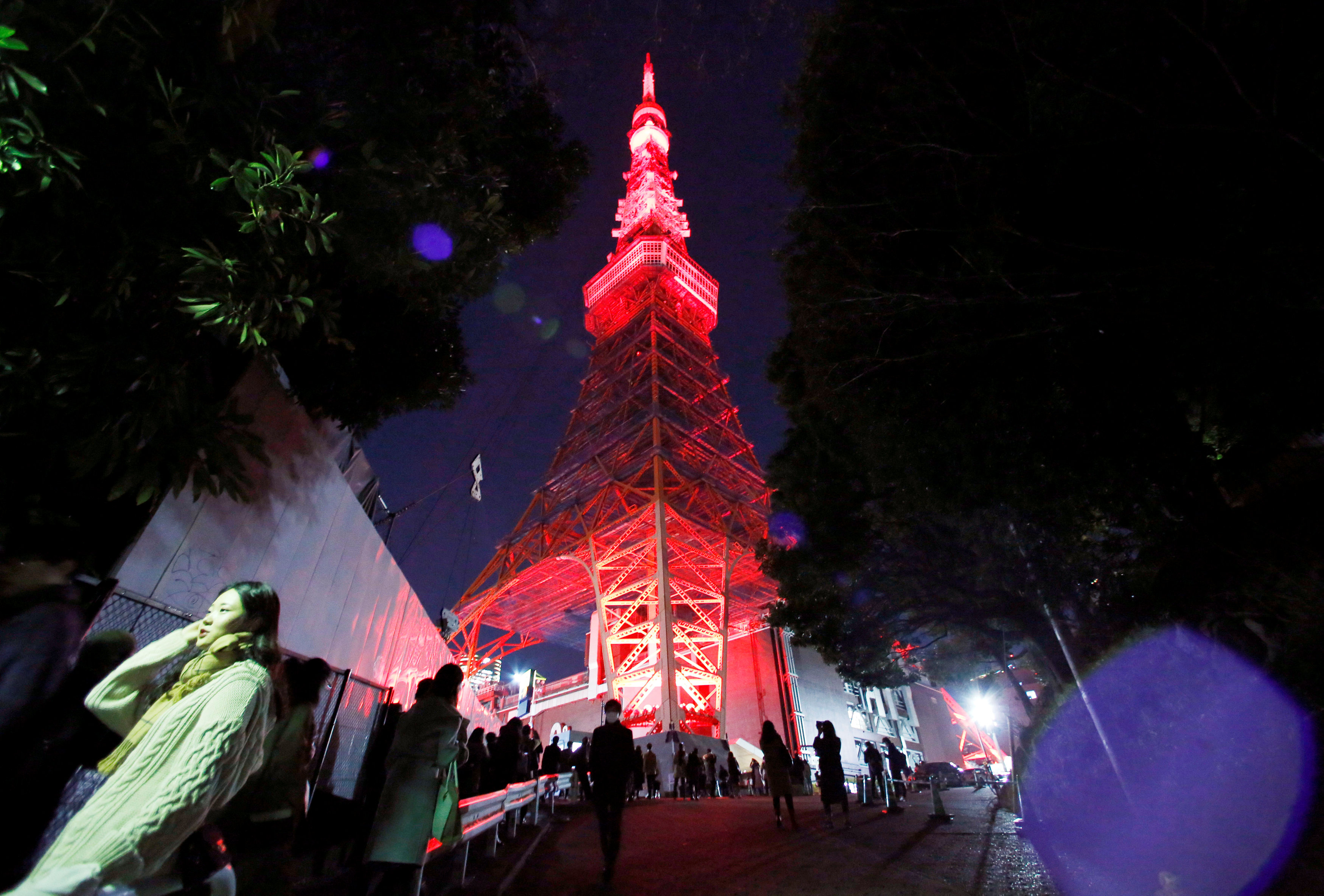 农历新年除夕夜，日本东京铁塔首次亮起“中国红”庆祝农历新年。-路透社-