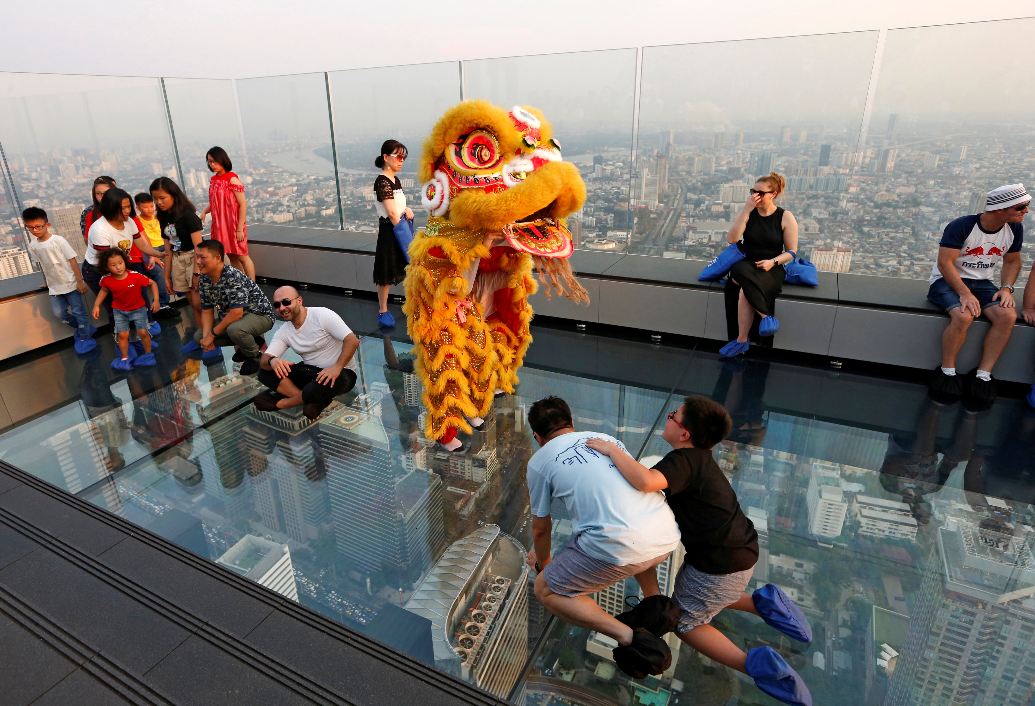 位于曼谷、全泰国最高大楼MahaNakhon ，年三十晚有舞狮在玻璃景观台上演出。-路透社-