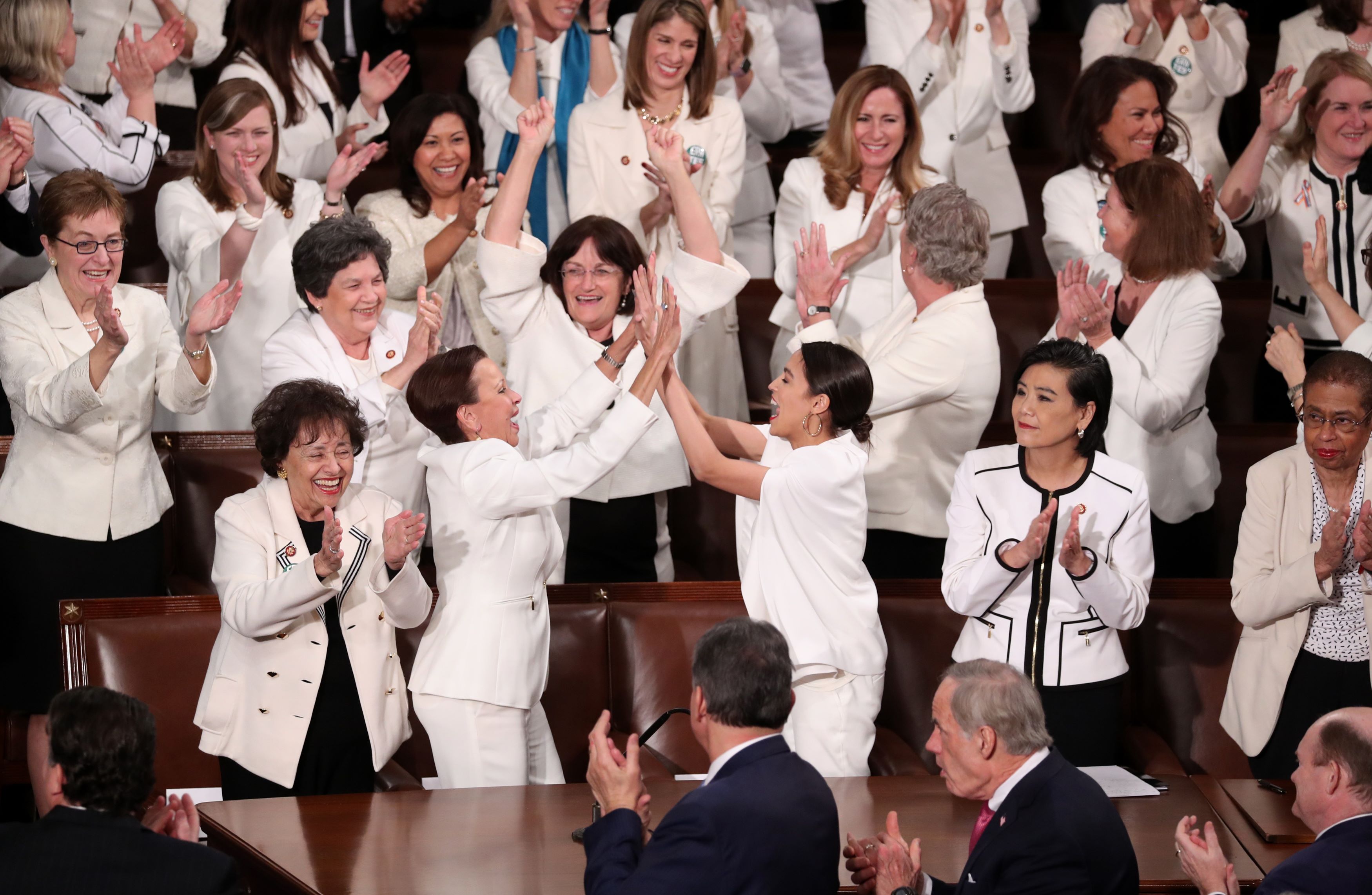 不少女性议员响应民主党的呼吁，穿上象征“女性参政权”白色衣服，在生育权利和平等薪酬等议题上表态。-路透社-