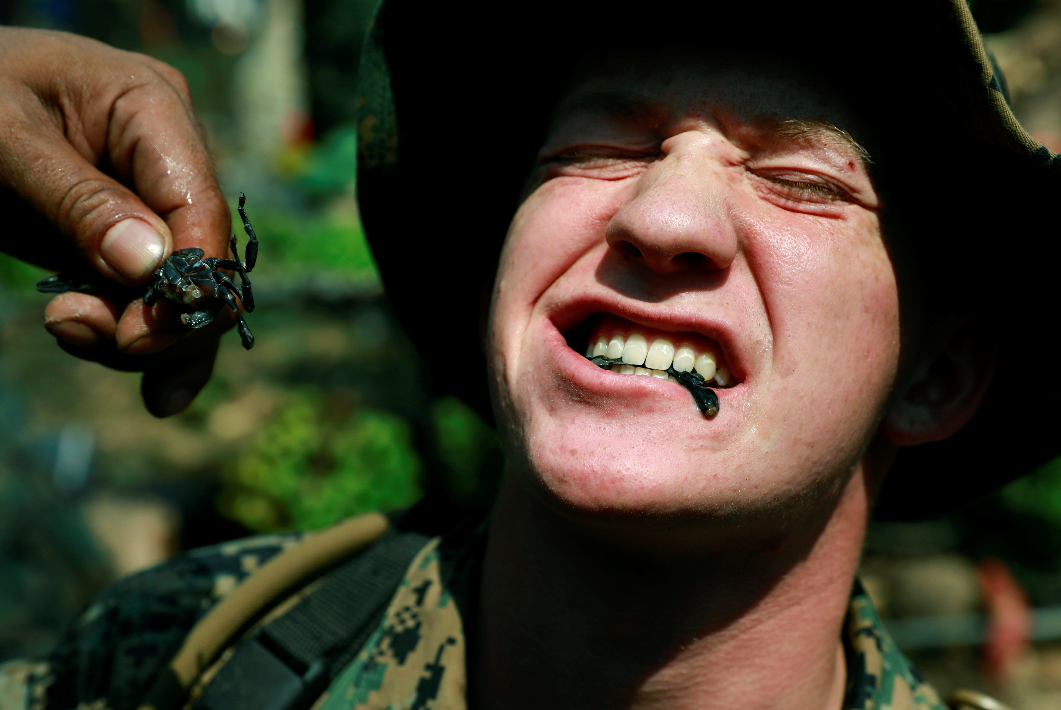 美军士兵一脸狰狞的生吞毒蝎子。-路透社-