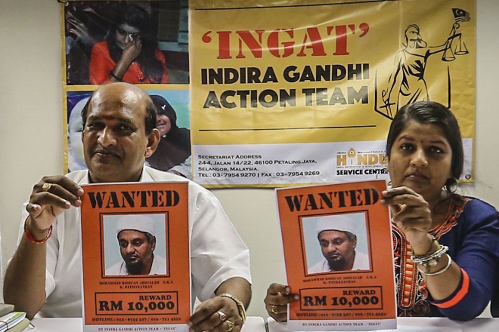 Malaysian Hindu Sangam president Datuk RS Mohan Shan (left) and M. Indira Gandhi with posters announcing the bounty on Muhammad Riduan Abdullah, during a press conference in Petaling Jaya February 23, 2019. u00e2u20acu201d Picture by Hari Anggara