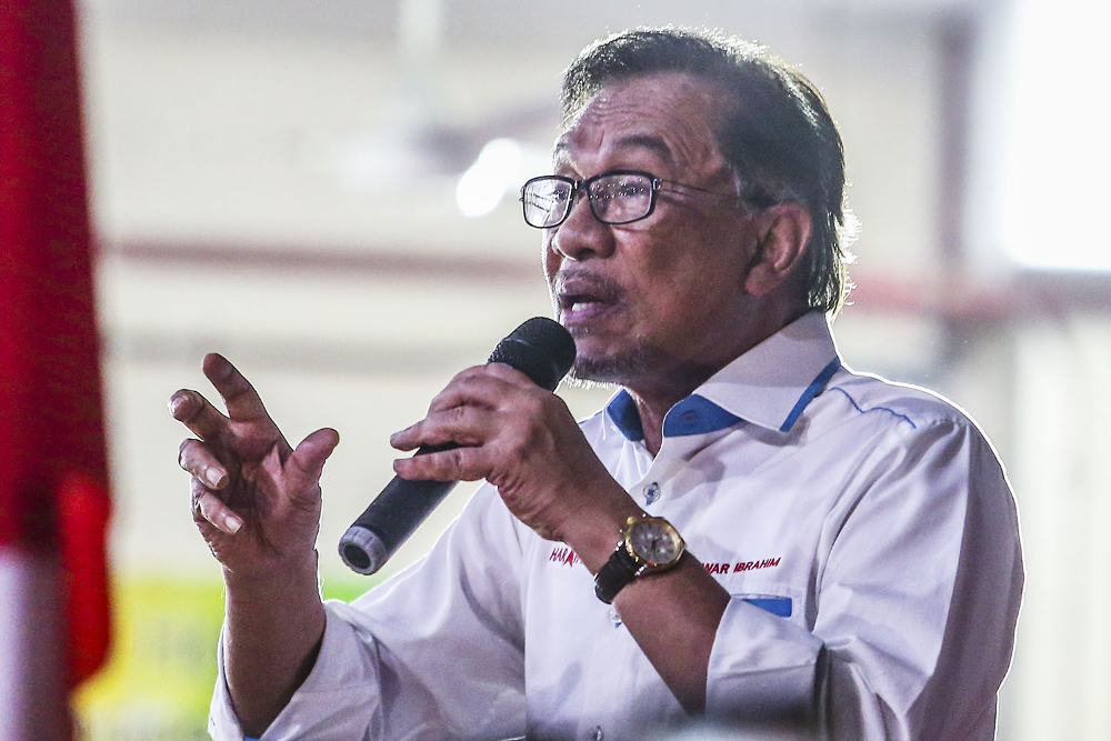 PKR president Datuk Seri Anwar Ibrahim gives a speech at Terminal Bas Semenyih Sentral February 27, 2019. u00e2u20acu201d Picture by Hari Anggara