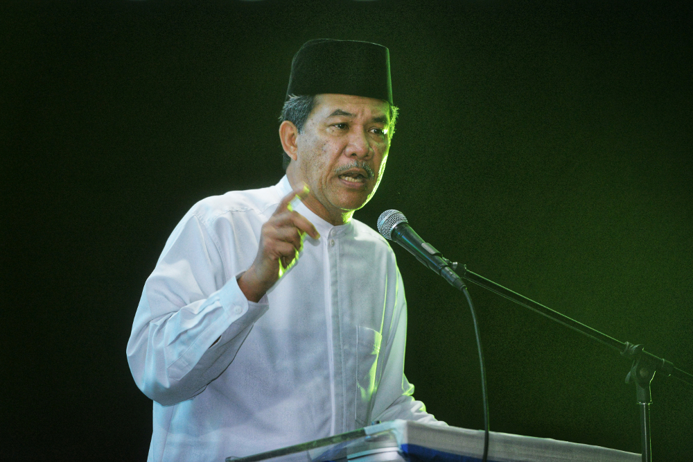 Barisan Nasional deputy chairman Datuk Mohamad Hasan speaks during the Ceramah Perdana campaign at Bandar Sri Putra in Semenyih February 28, 2019. u00e2u20acu201d Picture by Shafwan Zaidon 