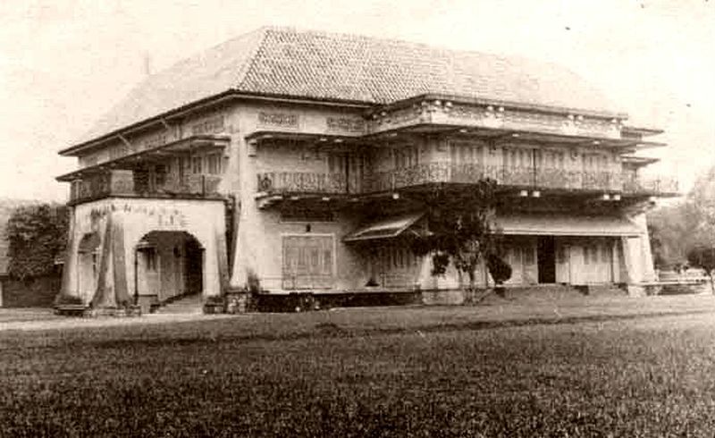 Istana Woodneuk is an abandoned two-storey palace at the former Tyersall Park bound by Holland Road and Tyersall Avenue near the Singapore Botanic Gardens. u00e2u20acu2022 Picture taken from Wikipedia