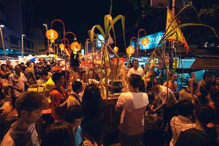 盛大的大长桌拜天公盛景，就在槟岛姓氏桥。-摘自网络-