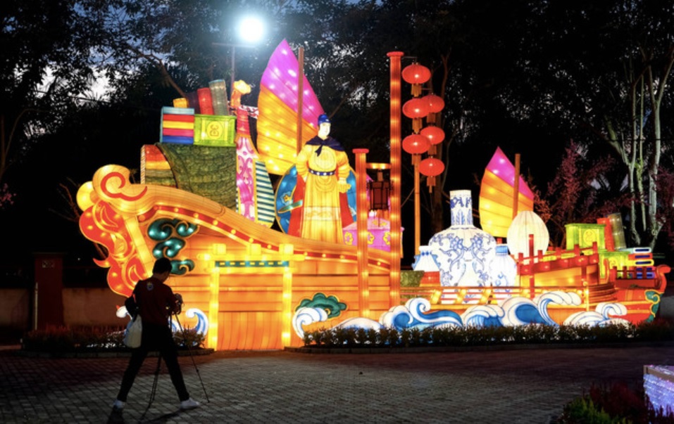 今年东禅寺平安灯会还有“郑和下西洋”的主题花灯。-马新社-