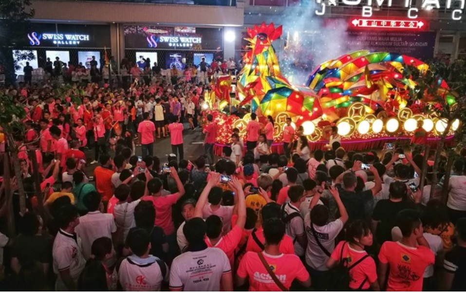 2018年柔佛古庙游神活动的花灯。-马新社-