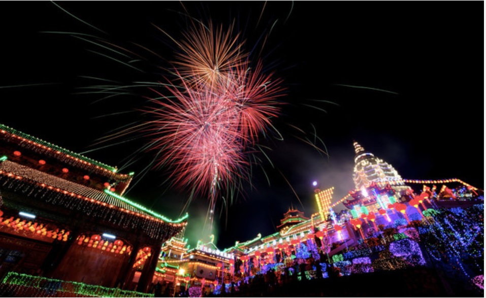 极乐寺的亮灯仪式也是槟州农历新年盛事之一。-马新社-