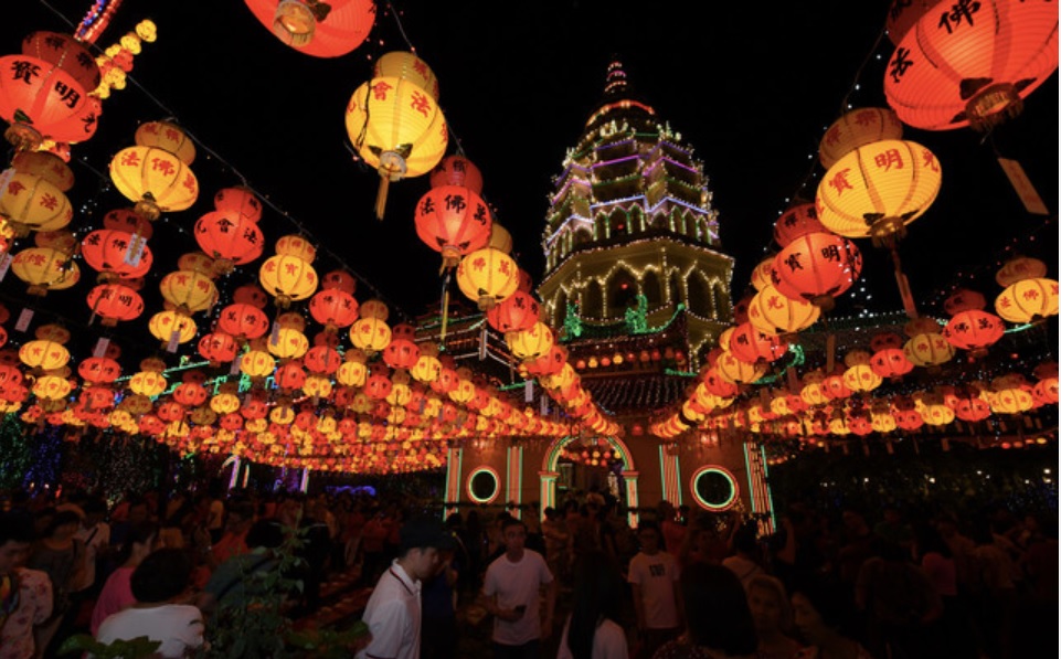 极乐寺不仅可以赏花灯，还可以拜拜祈福。-马新社-