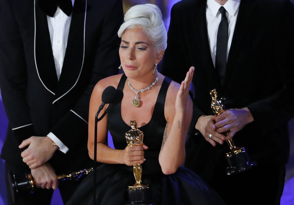 Lady Gaga凭借“Shallow”获得职业生涯第一座小金人——最佳原创歌曲奖。-路透社-
