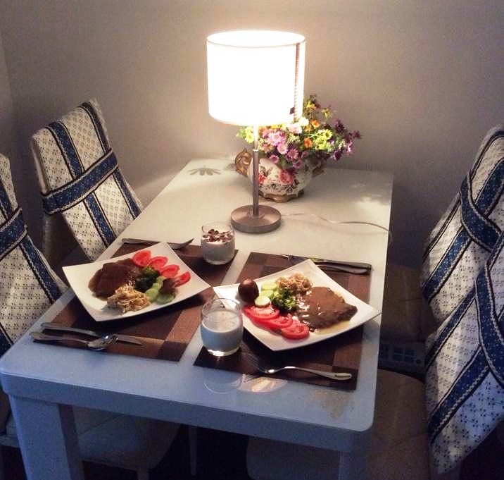 没有烛光，用台灯也很浪漫的哟！