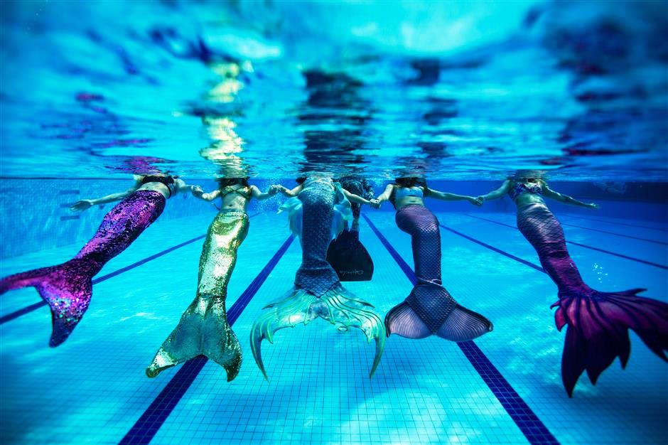 鲜艳闪亮的鱼尾,让人犹如进入了人鱼公主的童话世界中。-法新社-