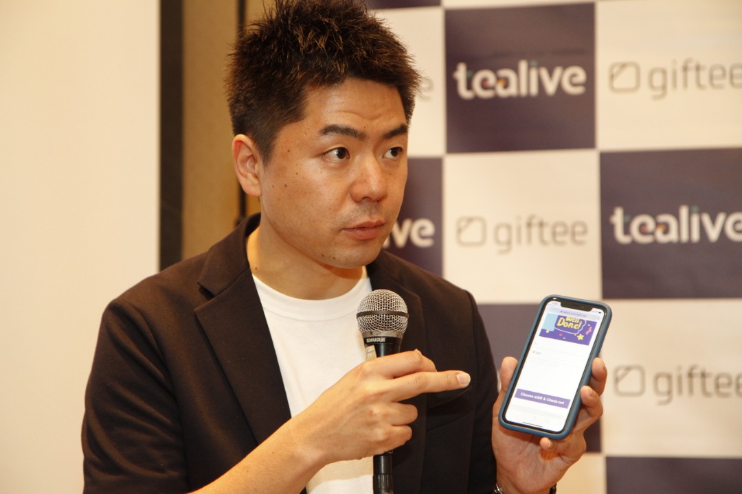 Giftee.co首席执行员Mutsumi Ota讲解着如何使用电子礼券。