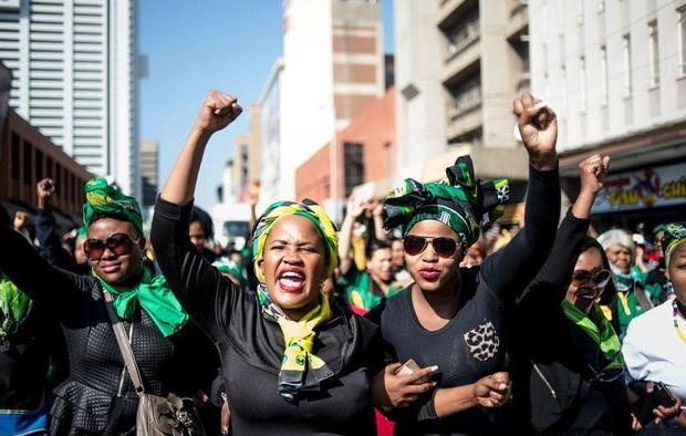 南非女性庆祝8月9日妇女节活动包括了上街游行。