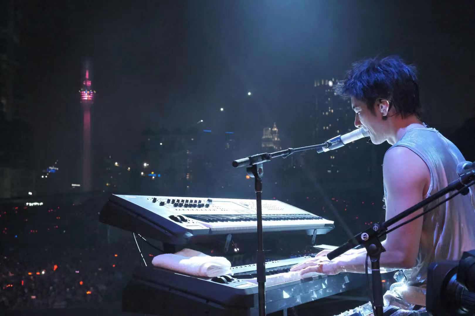 王力宏不负其音乐才子称号，在演唱会演奏了多项乐器包括Keyboard。-星艺娱乐提供-