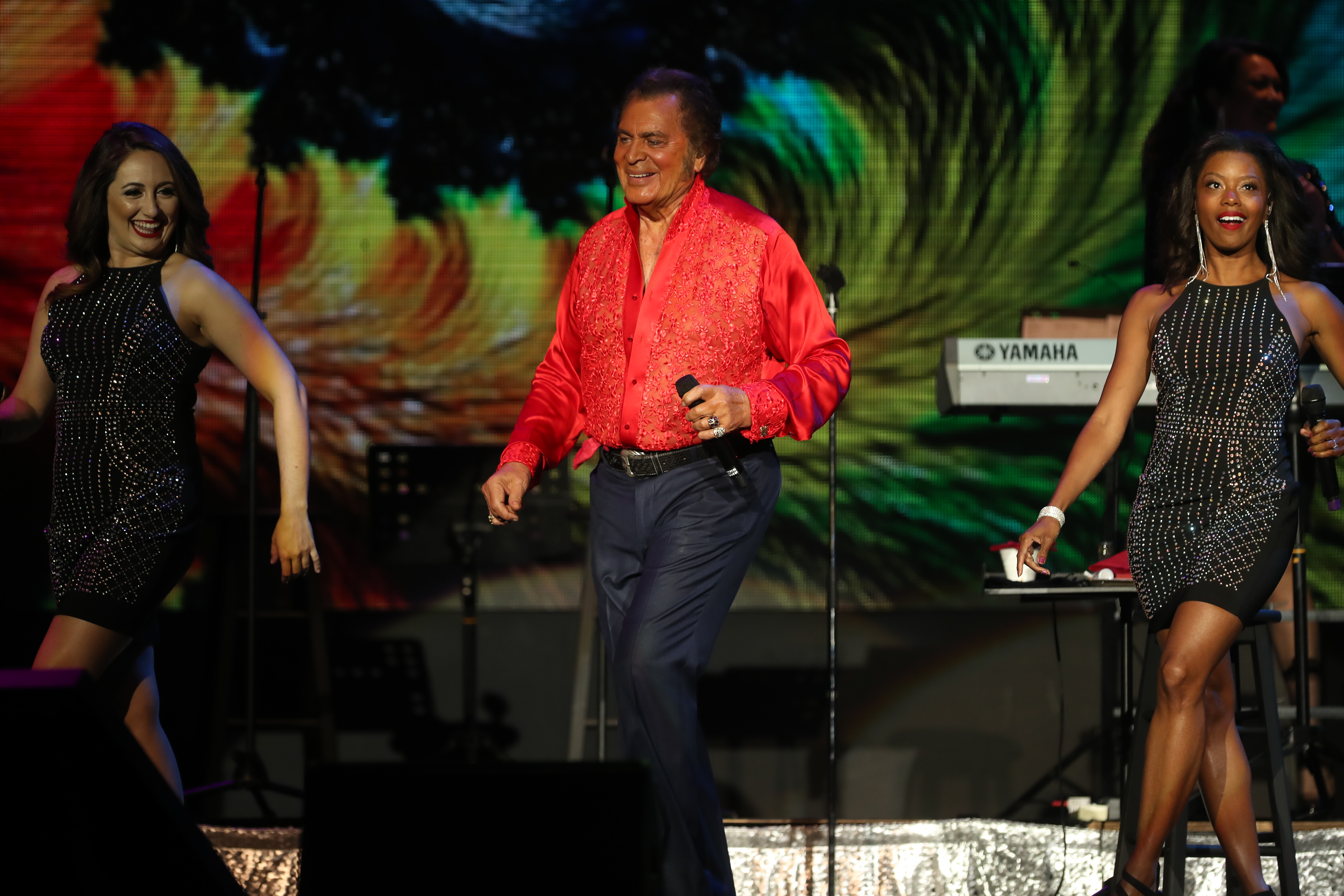 老当益壮的汉普汀克解开红色衬衫纽扣，在台上风骚扭臀又唱又跳。-RW genting提供-