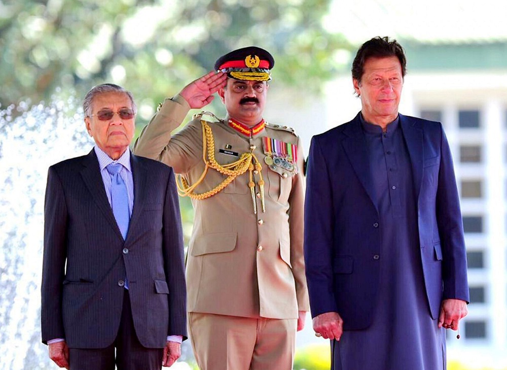 Prime Minister Tun Dr Mahathir Mohamad and his Pakistani counterpart Imran Khan stand during the national anthem at a ceremony in Islamabad March 22, 2019. u00e2u20acu201d Handout by Press Information Department Handout via Reuters