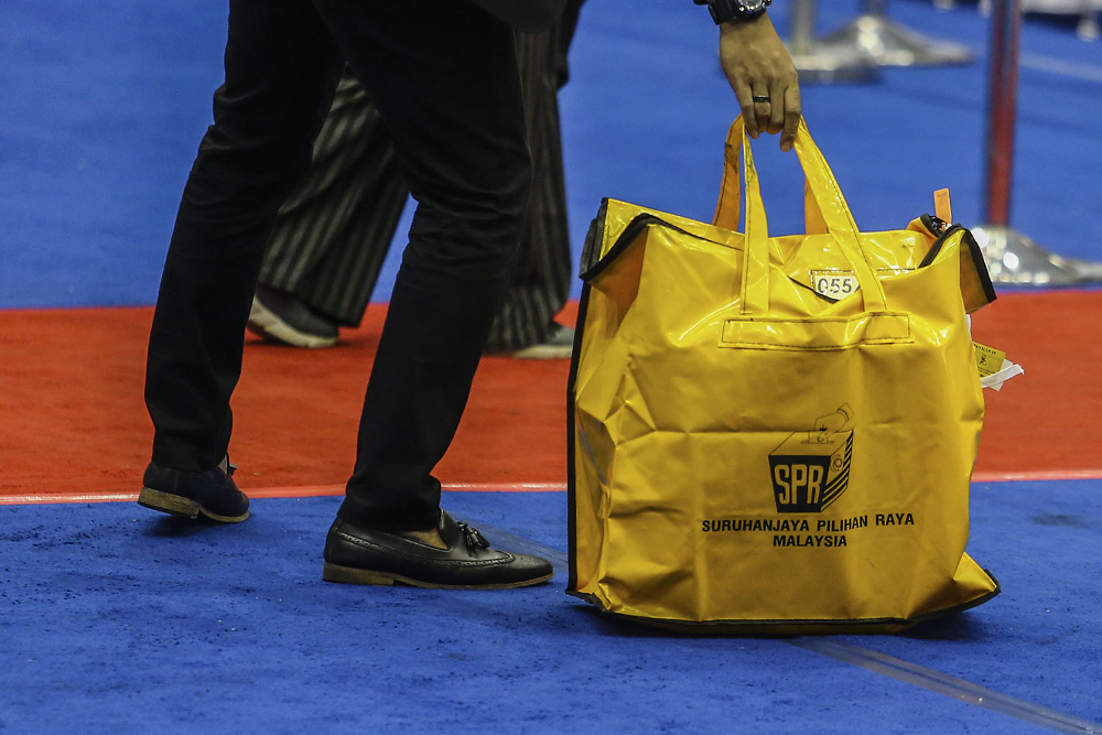 Ballot boxes for the Semenyih by-election arrive at the Dewan Seri Cempaka counting centre after polling closed in Semenyih March 2, 2019. u00e2u20acu201d Picture by Hari Anggara