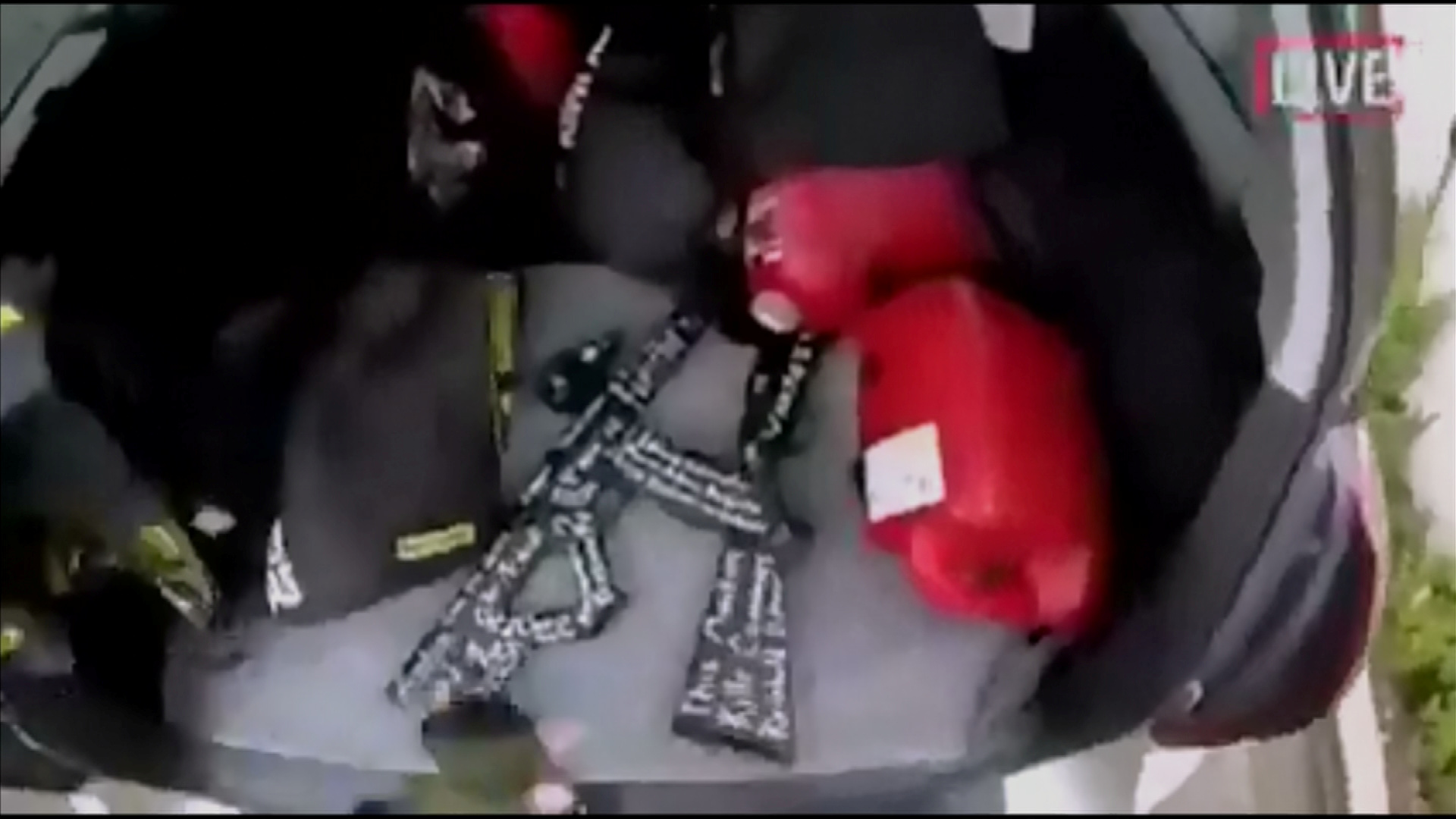 枪手的影片中可以看见枪枝和弹匣上都写了字。-路透社-