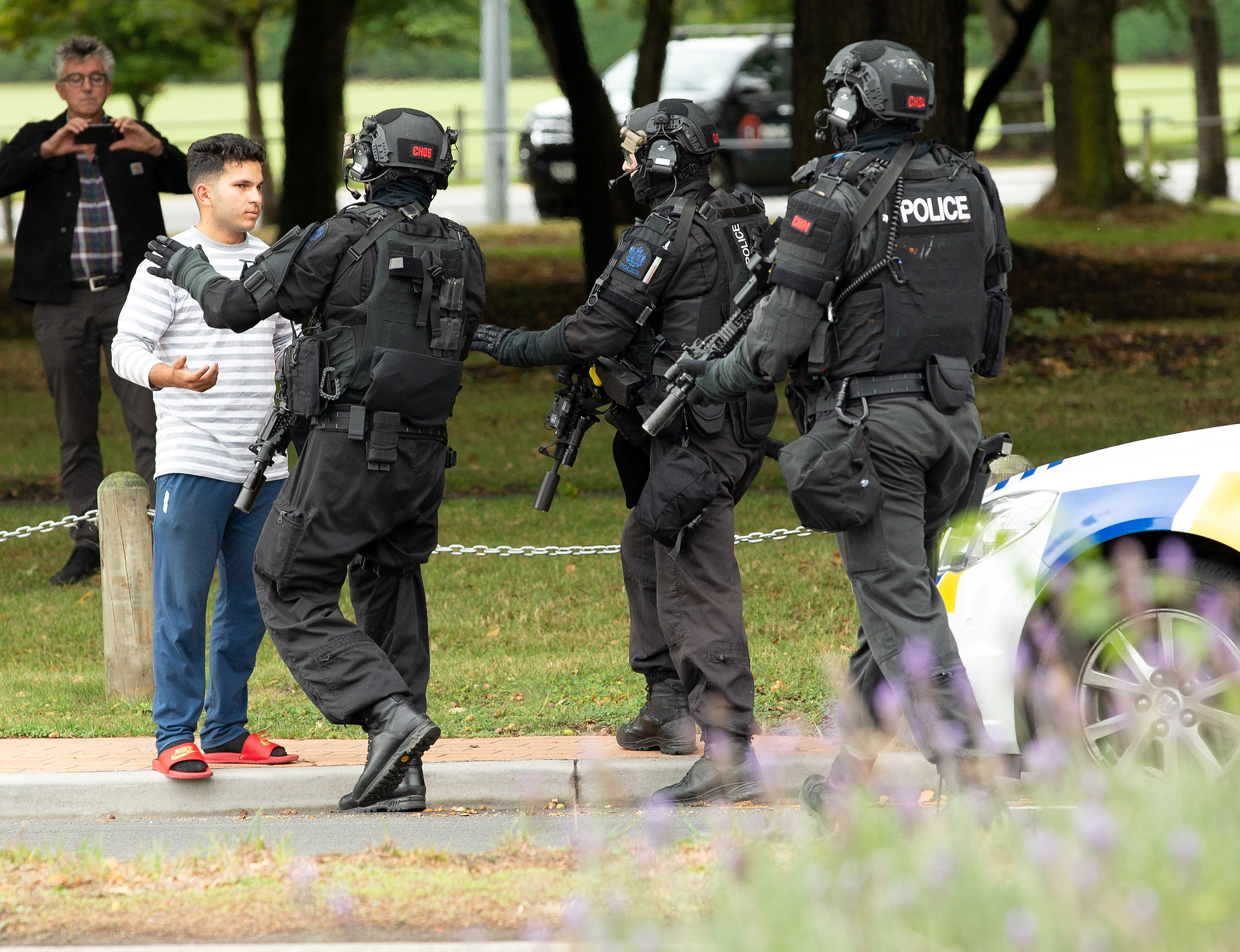 清真寺遇袭后，纽西兰特警赶到现场协助疏散民众。-路透社-