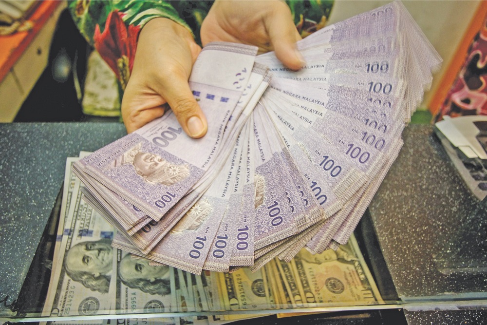 Ringgit notes are seen at a money changer in Kuala Lumpur November 11, 2016. u00e2u20acu201d Picture by Hari Anggara
