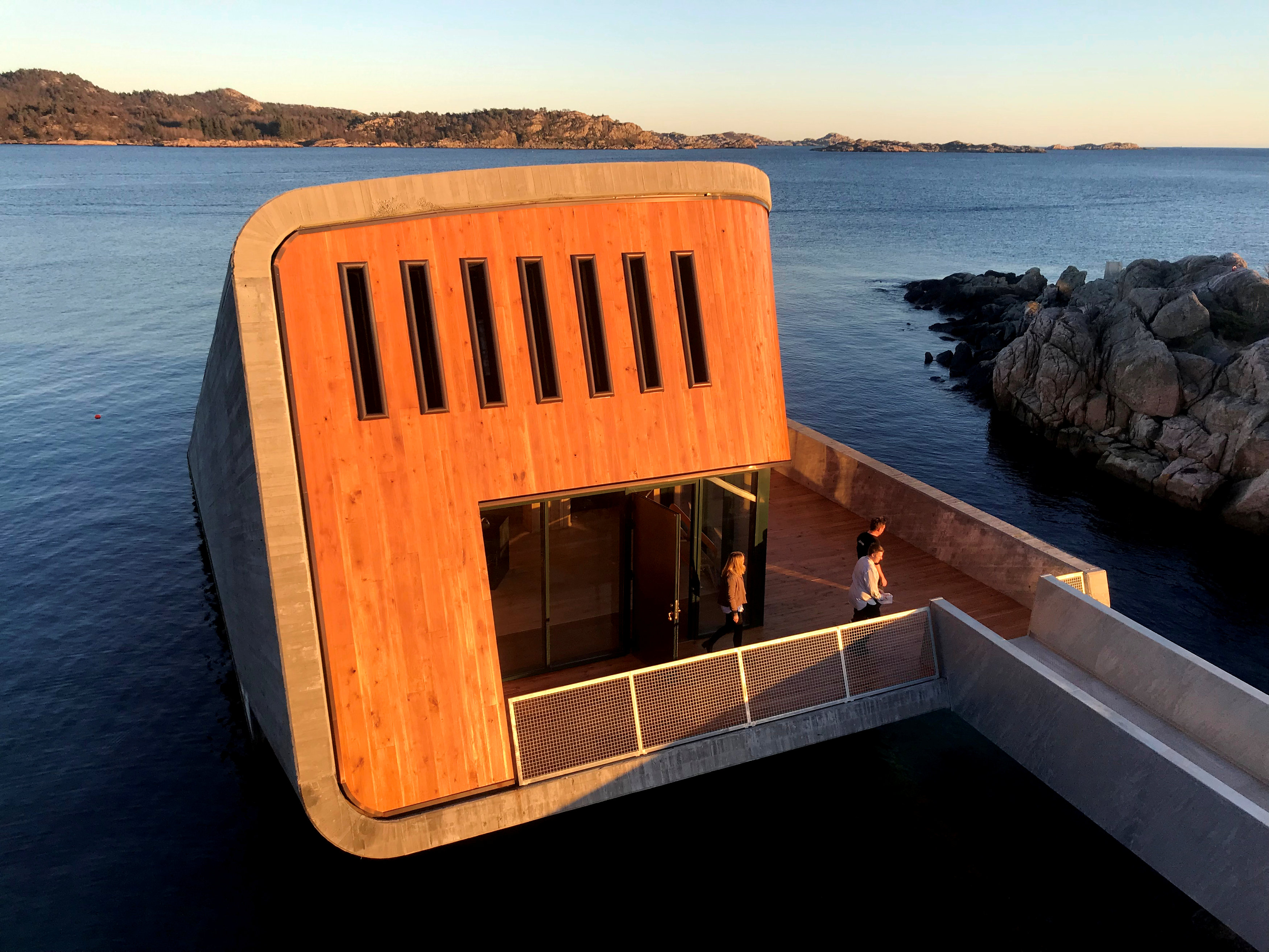 鸟瞰挪威最南端的渔村波里（Baly），“Under”像搁置在岩湾内的巨人潜望镜，观察着斯卡格拉克海峡。-路透社-