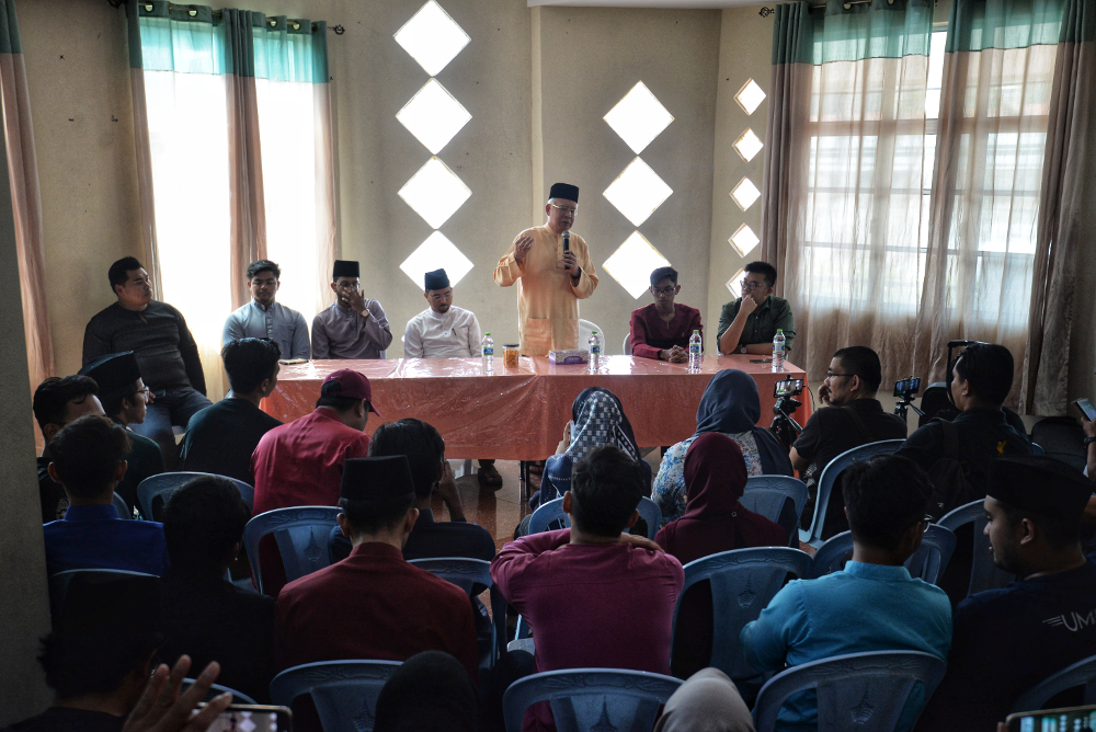 Former prime minister Datuk Seri Najib Razak delivers his speech during the Q and A session at Restoran Amjal near Universiti Malaya March 22, 2019. u00e2u20acu201d Picture by Shafwan Zaidon