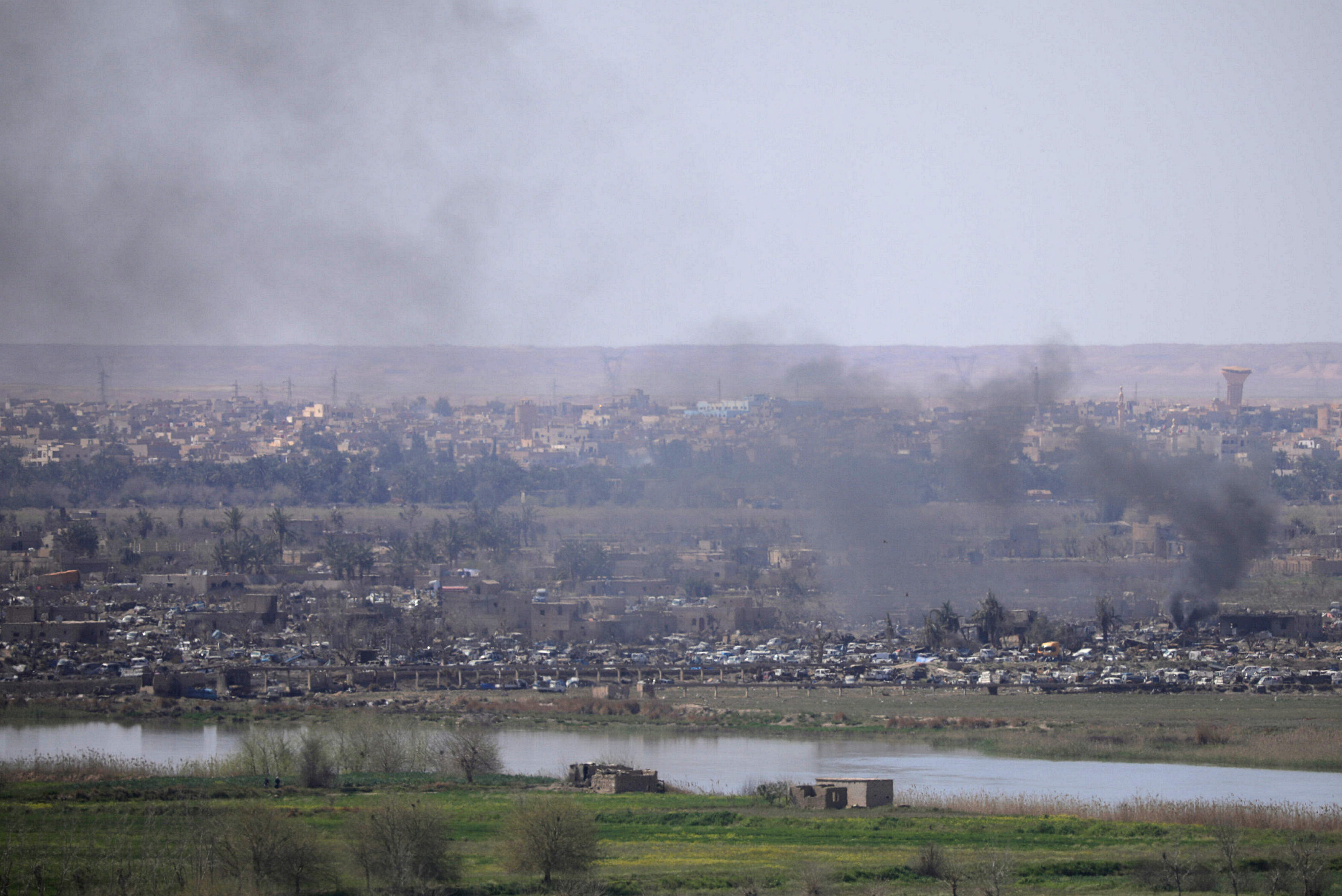 巴古斯村是位于幼发拉底河区域的小村落，由伊斯兰国的死硬派跟叙利亚民主力量部队进行殊死战期间，不断有煙霧竄出。-路透社-