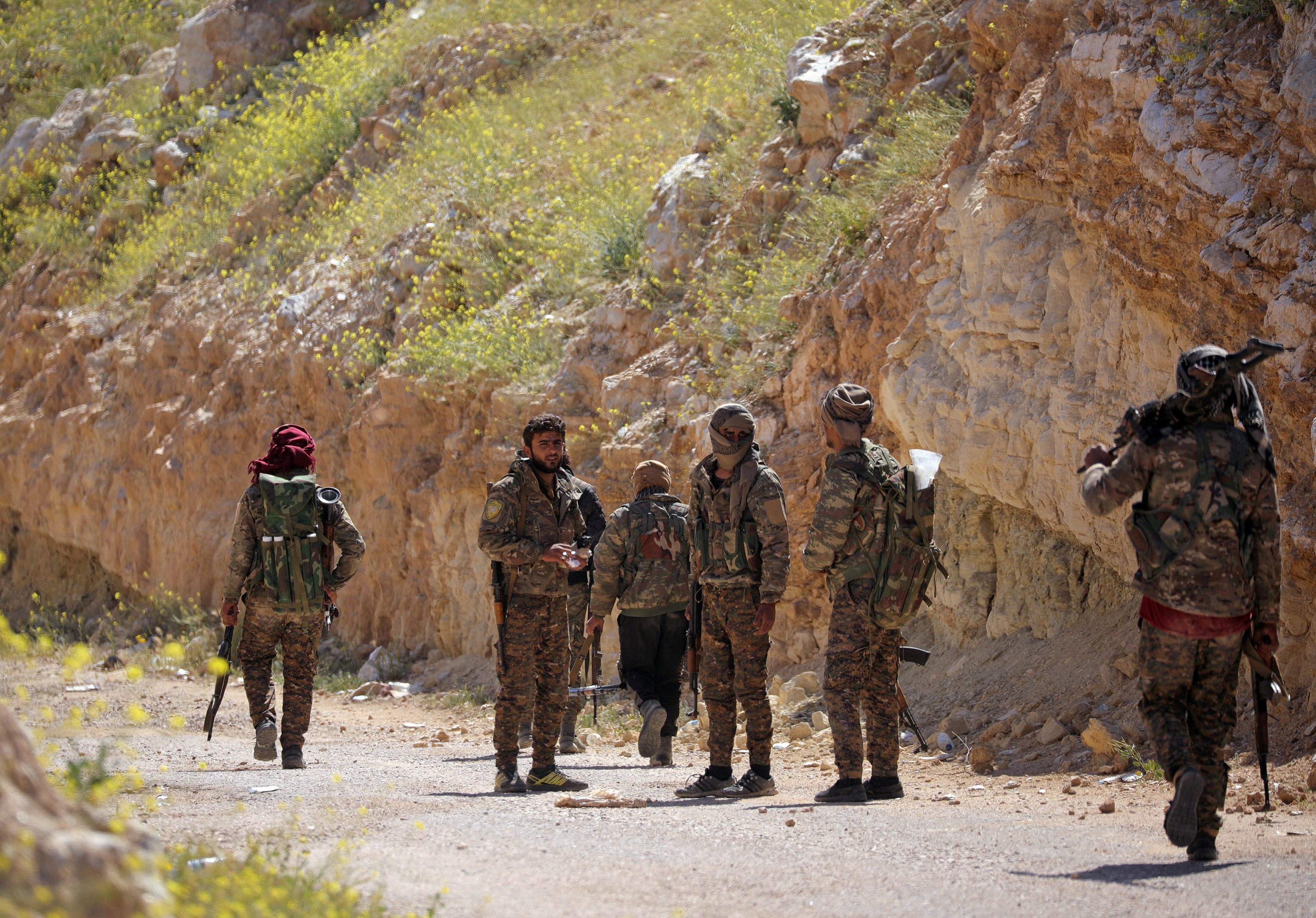 获美国支持的叙利亚民主力量部队（图）采取消耗战，让死守在巴古斯村河堤一条隧道的IS份子缺水、缺粮后再进攻。-路透社-