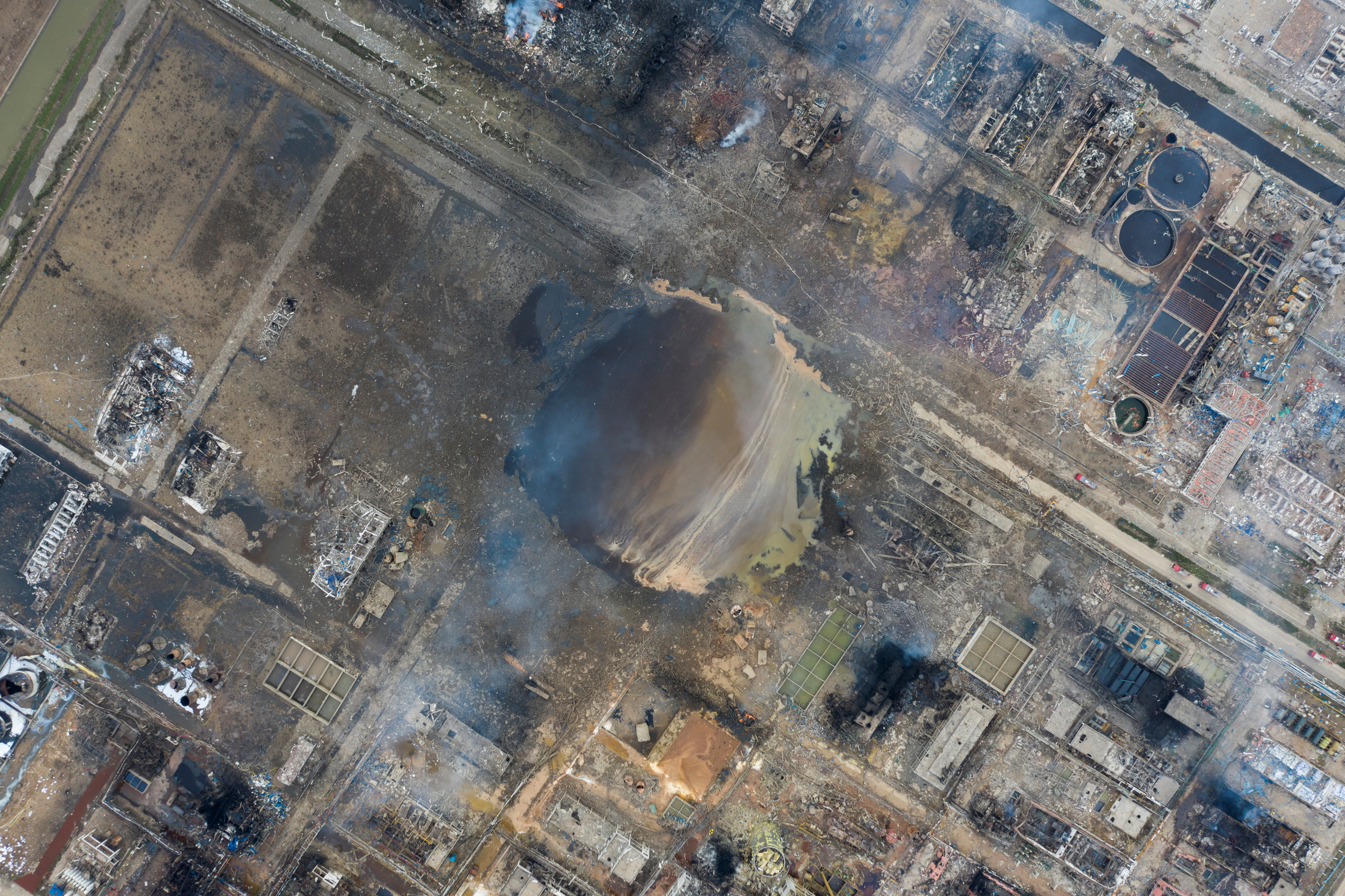 爆炸核心现场周五的空拍画面，厂区已被完全摧毁，核心区出现巨坑。-路透社-