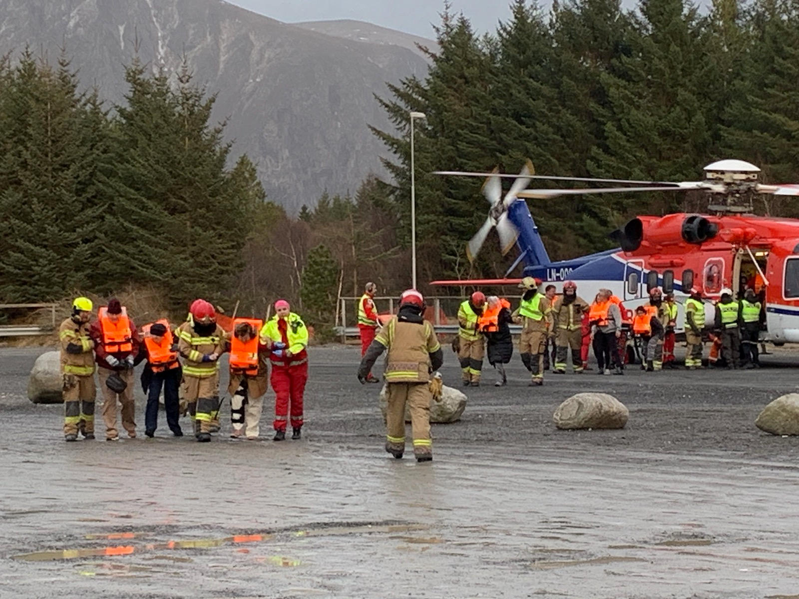挪威救援机构派出5架直升机从空中营救滞留乘客和船员。-路透社-