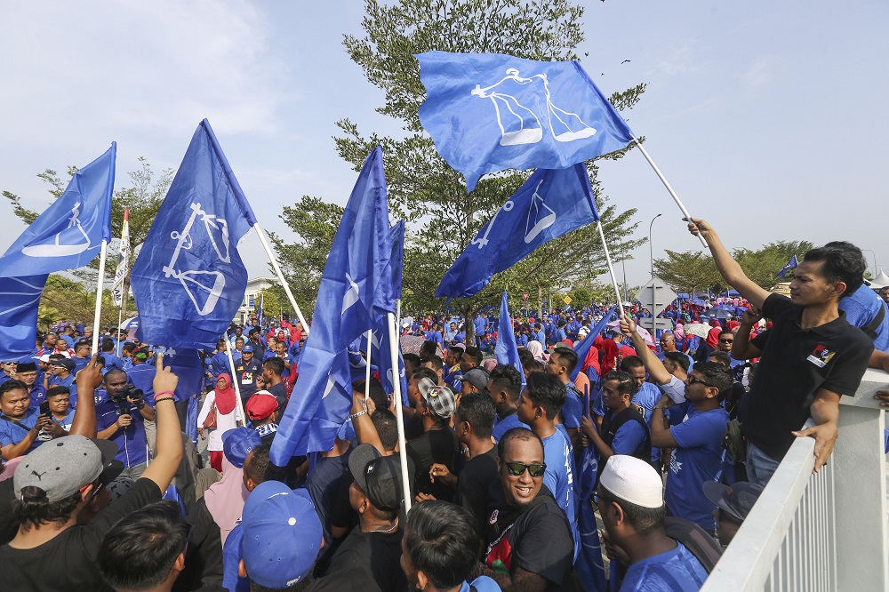 Hundreds of Barisan Nasional supporters are seen gathered near the Rantau by-election nomination centre at SJKC Bandar Sri Sendayan March 30, 2019. u00e2u20acu201d Picture by Yusof Mat Isa