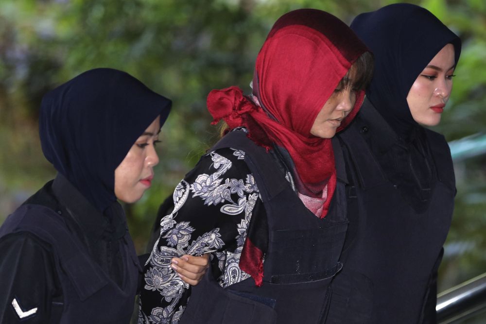 Vietnamese Doan Thi Huong is escorted by Malaysian police as she arrives at the Shah Alam High Court March 14, 2019. u00e2u20acu201d Picture by Yusof Mat Isa