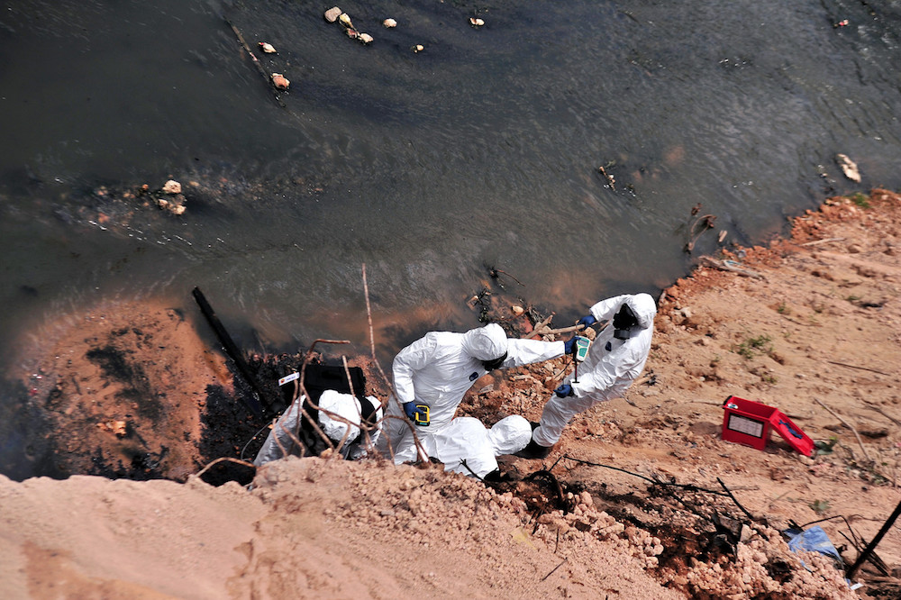 Anggota Bomba dan Penyelamat mendapatkan sampel air dari lokasi yang terjejas akibat pembuangan cecair kimia di Sungai Kimkim, Pasir Gudang, 7 Mac 2019. u00e2u20acu201d Foto Bernama