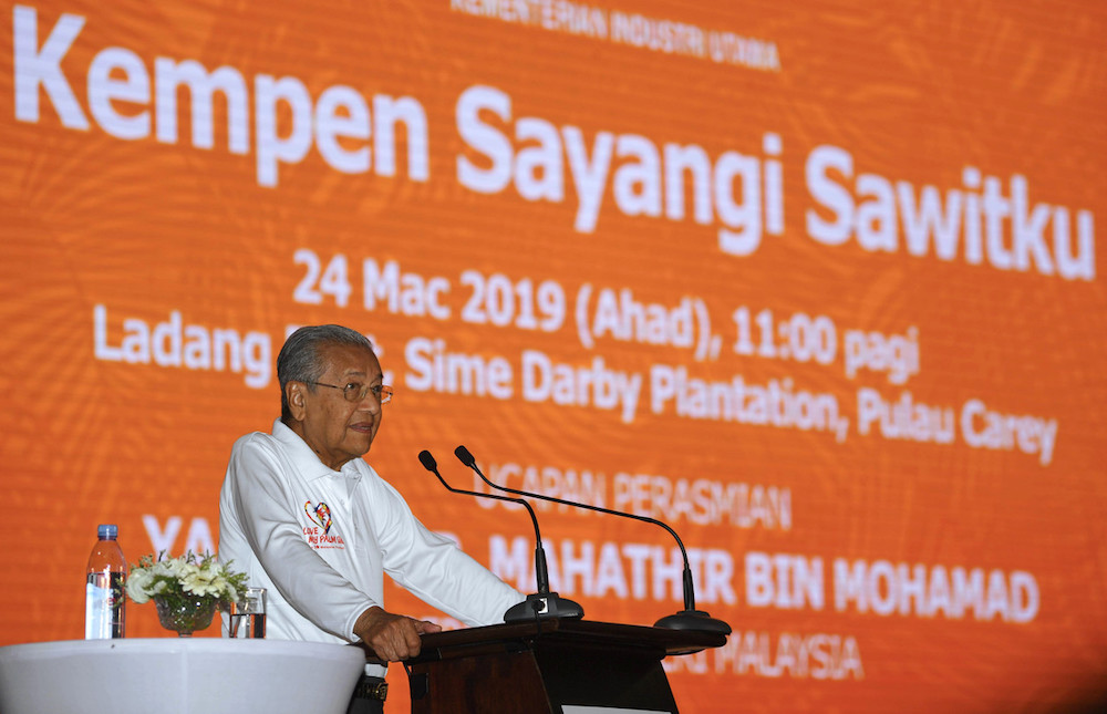 Tun Dr Mahathir Mohamad speaks during the launch of the Sayangi Sawitku campaign at the Sime Darby Ladang East in Kuala Langat March 24, 2019. u00e2u20acu201d Bernama pic