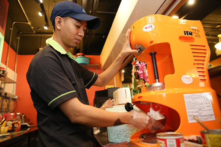 刨冰必须细致煎蕊才会好吃。-Choo Choy May摄-