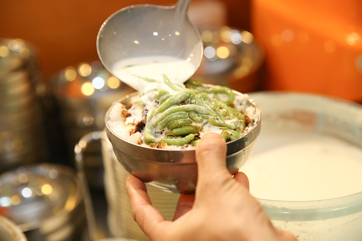 椰浆必须选用高品质椰子新鲜榨出,煎蕊才会美味。-Choo Choy May摄-