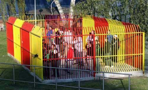 波兰丙级联赛球会Znicz Pruszków球场的客场观众席,则长这样。